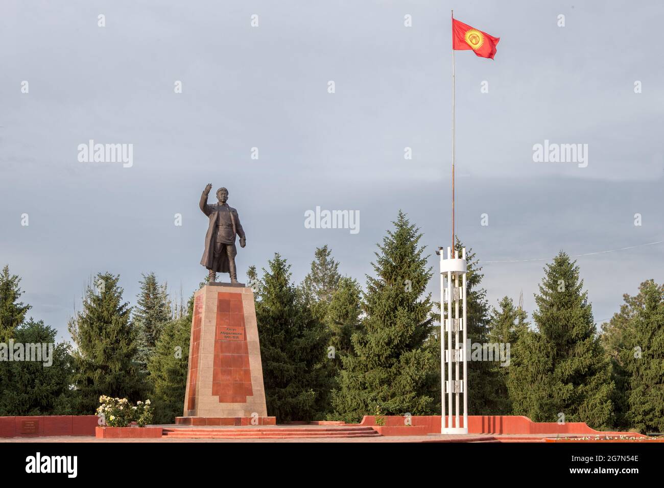 Statua di Jusup Abdrahmanov, ufficiale locale dell'alta Unione Sovietica, Giardini pubblici, Karakol, precedentemente conosciuto come Przhevalsk, Kirghizistan Foto Stock