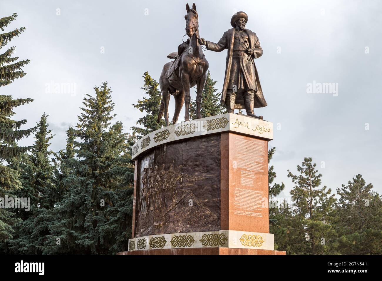 Statua del fondatore di Karakol, Giardini pubblici, Karakol, precedentemente conosciuto come Przhevalsk, Kirghizistan Foto Stock