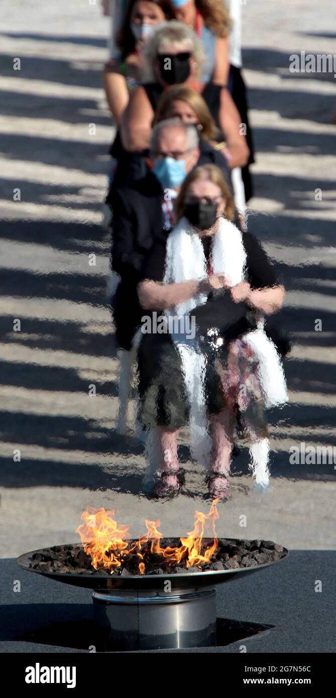 Madrid, Spagna; 15.07.2021.- i parenti delle vittime re Felipe VI, accompagnati dalla regina Letizia, presiedono il secondo tributo di Stato alle vittime del coronavirus nella Plaza de la Armería del Palazzo reale, in questa edizione, rende un tributo speciale agli operatori sanitari che sono morti per pandemia, così come agli anziani, i "pionieri" della vaccinazione. "Non hanno mai rinunciato e non rinunciano ora": "Sei un punto di riferimento etico e sociale." Più di un centinaio di professionisti della salute sono morti a causa di Covid e circa 130,000 sono stati infettati. Questo tributo si propone di offrire Foto Stock