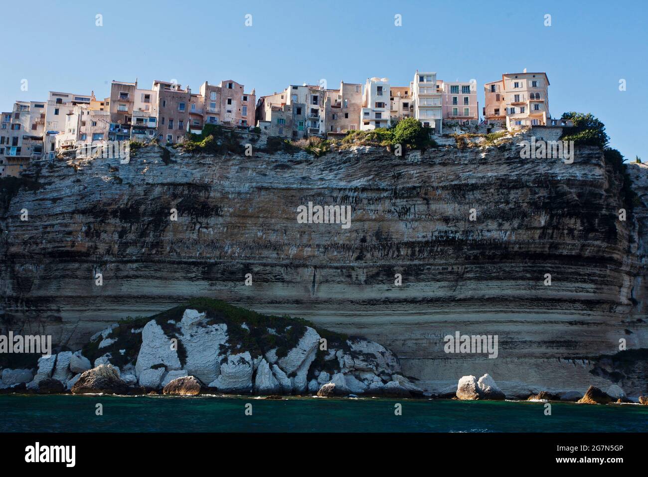 FRANCIA. CORSE DU SUD (2A) CITTADELLA DI BONIFACIO ARROCCATA SU SCOGLIERE Foto Stock