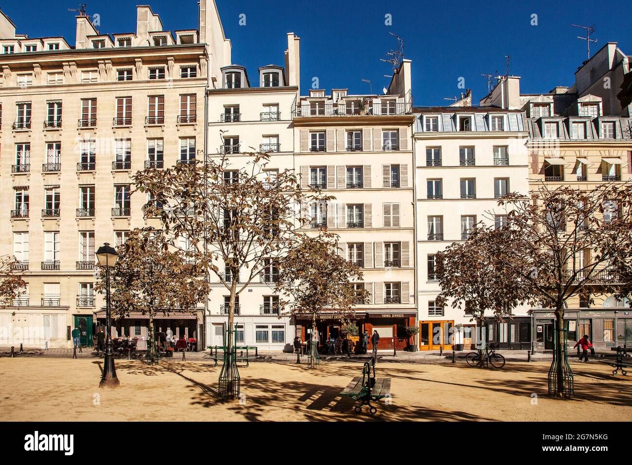 FRANCE, PARIS, 75001, PLACE DAUPHINE È UNA PIAZZA PUBBLICA SITUATA VICINO ALL'ESTREMITÀ OCCIDENTALE DELL'ILE DE LA CITE. FU INIZIATO DA ENRICO IV NEL 1607, T. Foto Stock