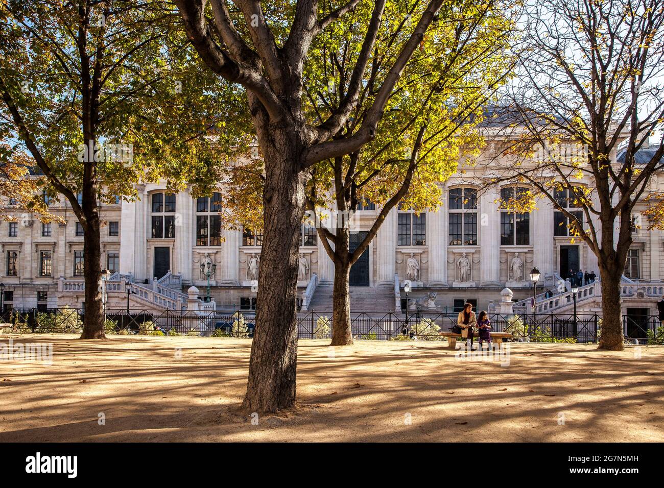 FRANCE, PARIS, 75001, PLACE DAUPHINE È UNA PIAZZA PUBBLICA SITUATA VICINO ALL'ESTREMITÀ OCCIDENTALE DELL'ILE DE LA CITE. FU INIZIATO DA ENRICO IV NEL 1607, T. Foto Stock