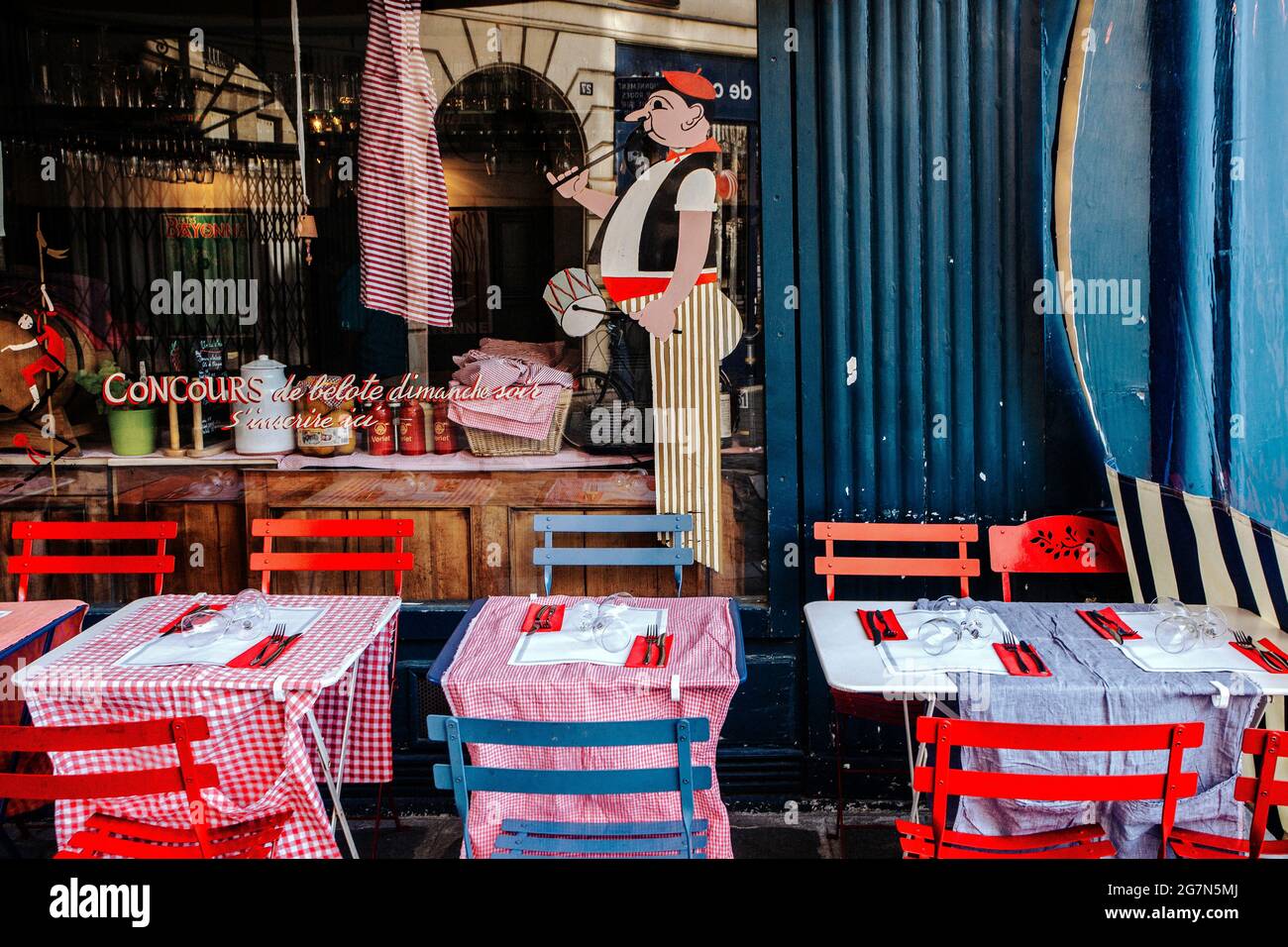 FRANCE, PARIS, 75001, PLACE DAUPHINE È UNA PIAZZA PUBBLICA SITUATA VICINO ALL'ESTREMITÀ OCCIDENTALE DELL'ILE DE LA CITE. FU INIZIATO DA ENRICO IV NEL 1607, T. Foto Stock