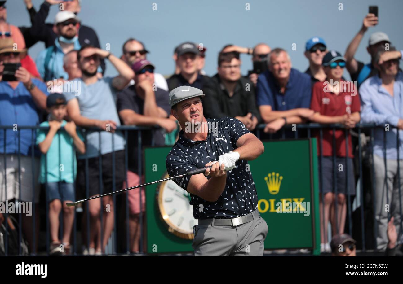 Bryson De Chambeau degli Stati Uniti guida la palla sul 6 ° tee il 1 ° giorno dell'Open Championship al Royal St George's Venerdì, 15 luglio 2021. Foto di Hugo Philpott/UPI Credit: UPI/Alamy Live News Foto Stock