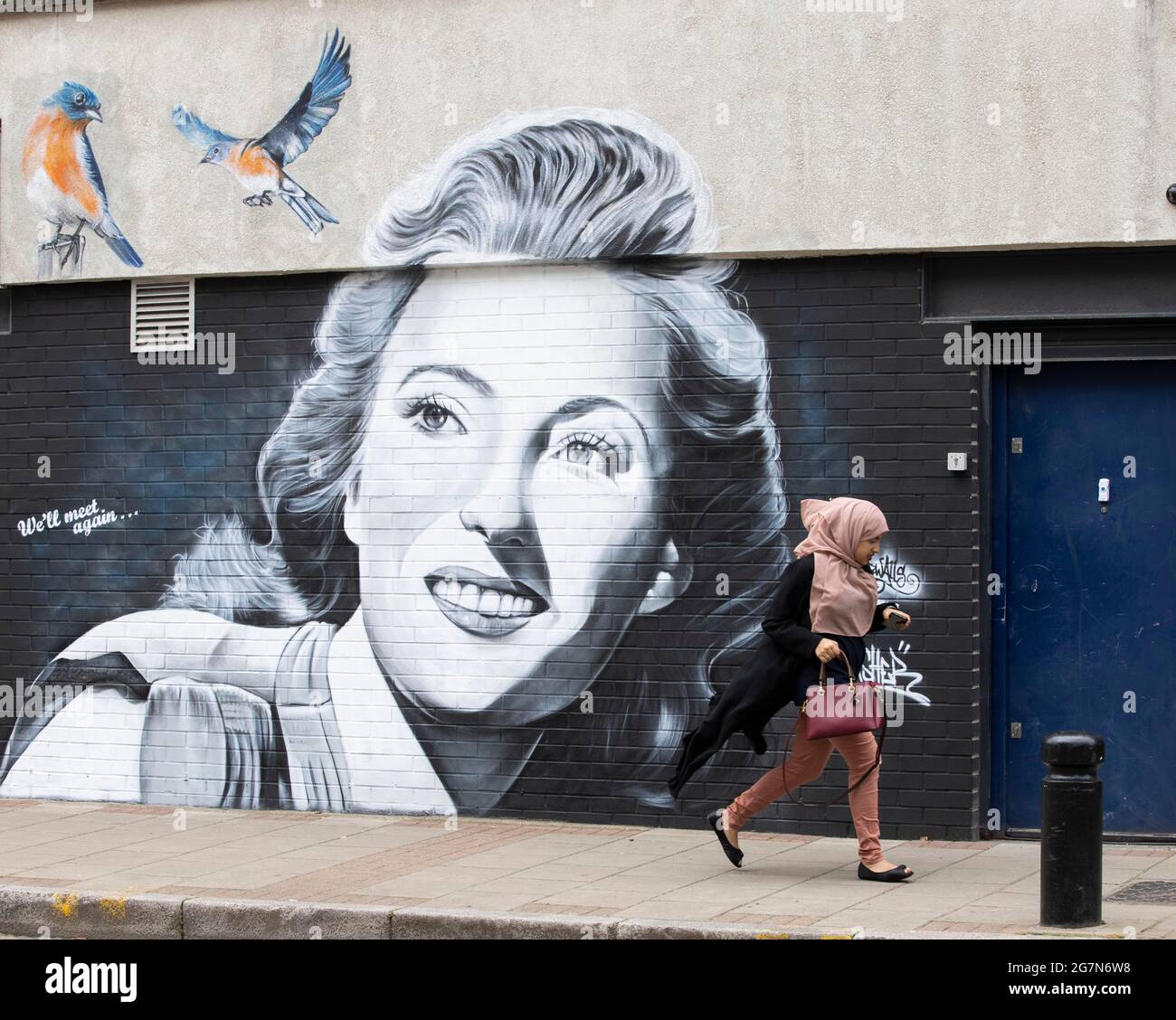 Londra, Regno Unito. 15 luglio 2021. Un nuovo murale in stile graffiti dell'artista Dave Nash, noto anche come ÔGnasherÕ, di Dame vera Lynn è stato appena completato nella sua nativa East London. Il murale bianco e nero, che misura 11 piedi per 11 piedi e presenta un paio di uccelli blueirds, è appena fuori Barking Road, molto vicino a dove è cresciuta. Il progetto è stato sostenuto da Newham Council Credit: Mark Thomas/Alamy Live News Foto Stock