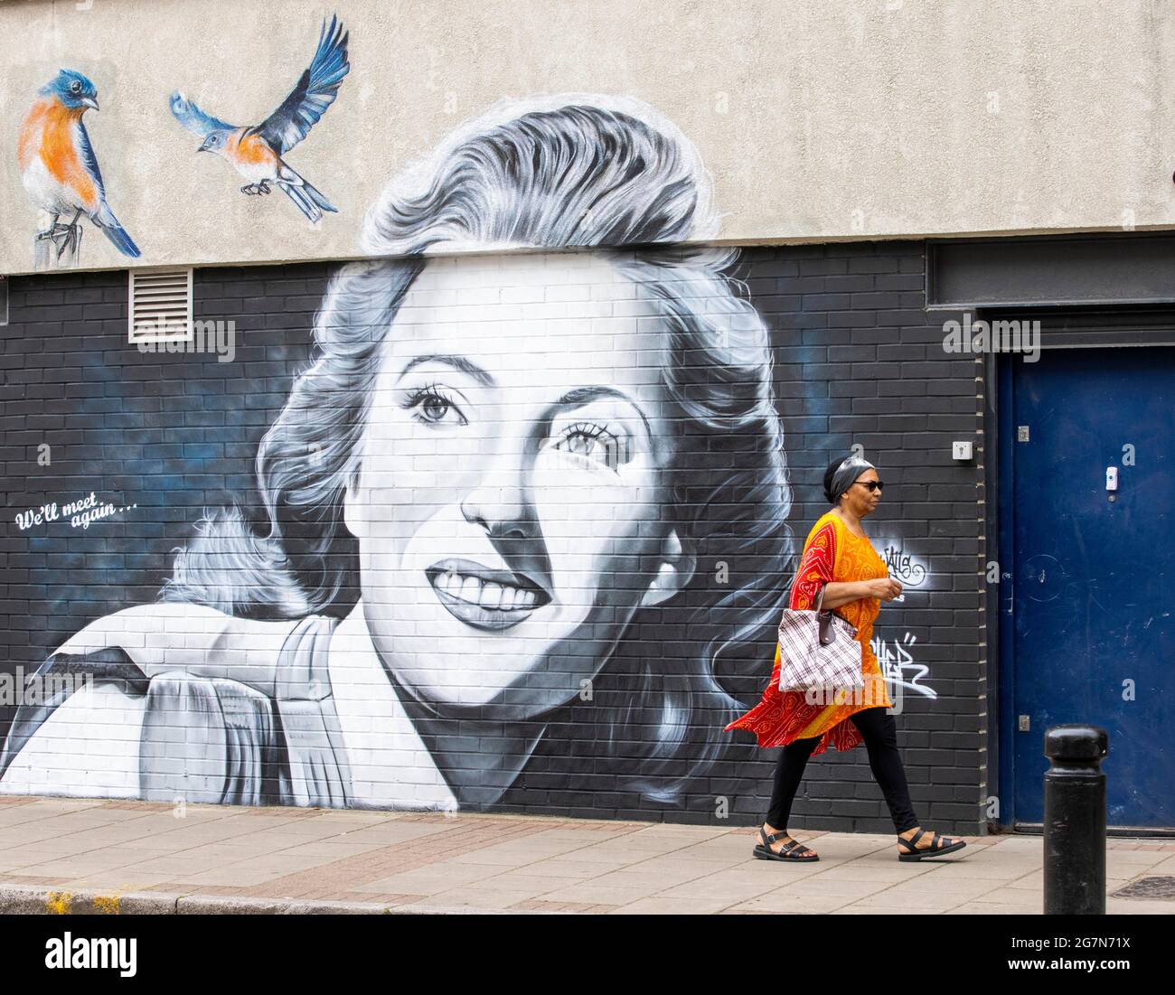 Londra, Regno Unito. 15 luglio 2021. Un nuovo murale in stile graffiti dell'artista Dave Nash, noto anche come ÔGnasherÕ, di Dame vera Lynn è stato appena completato nella sua nativa East London. Il murale bianco e nero, che misura 11 piedi per 11 piedi e presenta un paio di uccelli blueirds, è appena fuori Barking Road, molto vicino a dove è cresciuta. Il progetto è stato sostenuto da Newham Council Credit: Mark Thomas/Alamy Live News Foto Stock