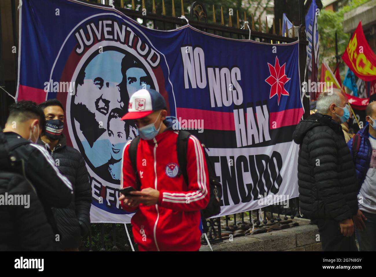 Manifestanti a favore del governo cubano all'Ambasciata (Foto di Esteban Osorio/Pacific Press/Sipa USA) Credit: Sipa USA/Alamy Live News Foto Stock