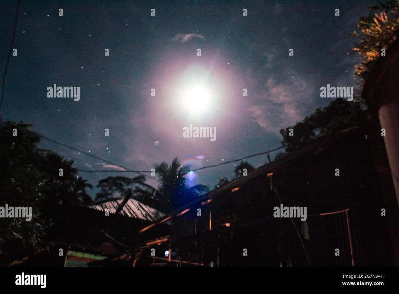 Bella luce luna con stella notturna, astrofotografia, blu scuro Foto Stock