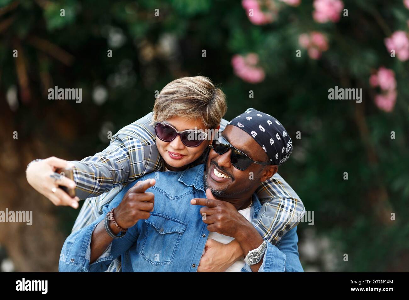 Momenti felici. Coppia allegra nera che prende Selfie sullo smartphone mentre ha viaggio romantico di data, sposi afroamericani di mezza età in viaggio. Coppia di gara mista . Foto Stock