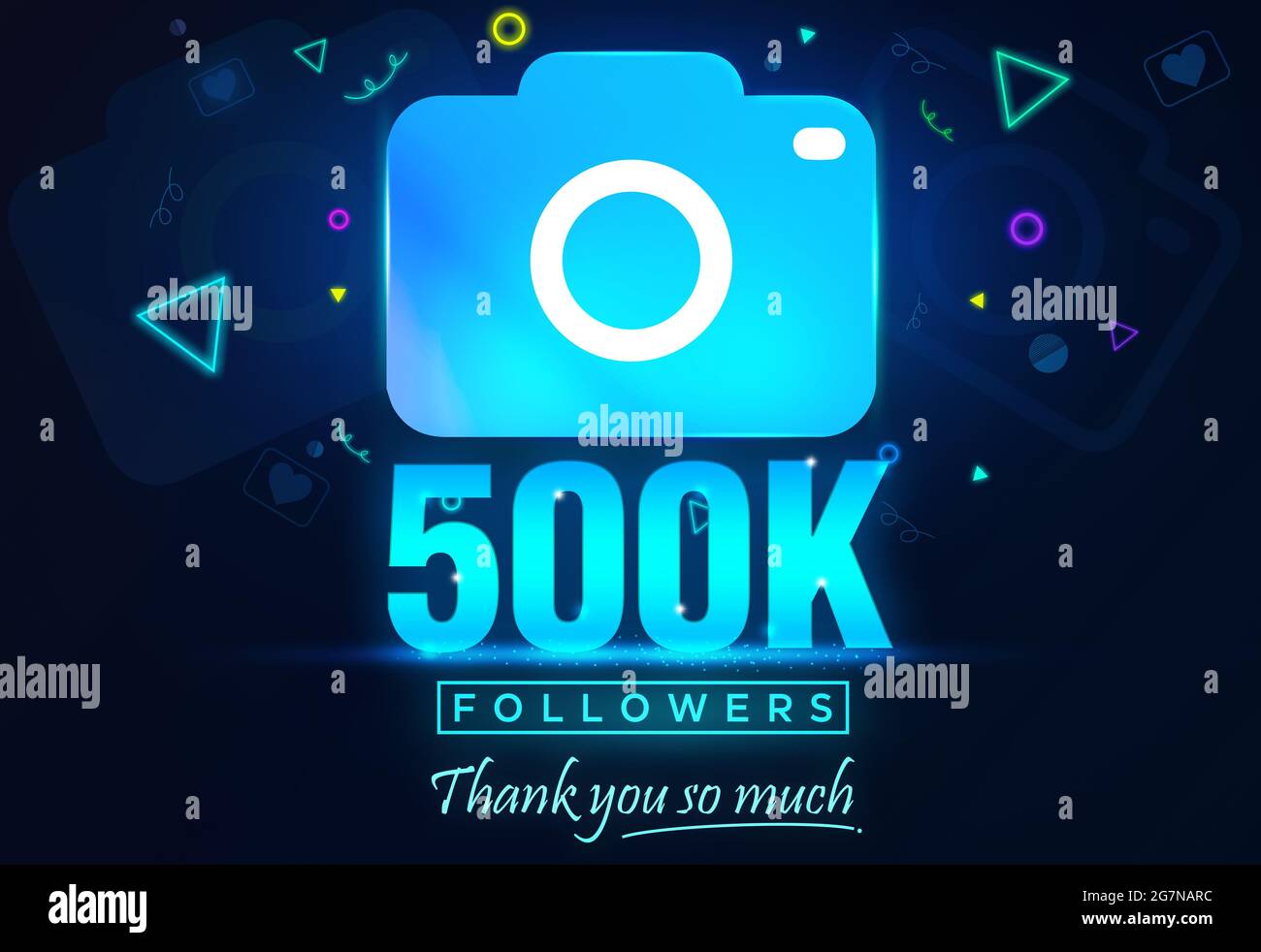 Bella cinquecentomila seguaci Celebrazione sui social media. Moderno 3D reso messaggio di ringraziamento ai seguaci in blu brillante colore con ca Foto Stock