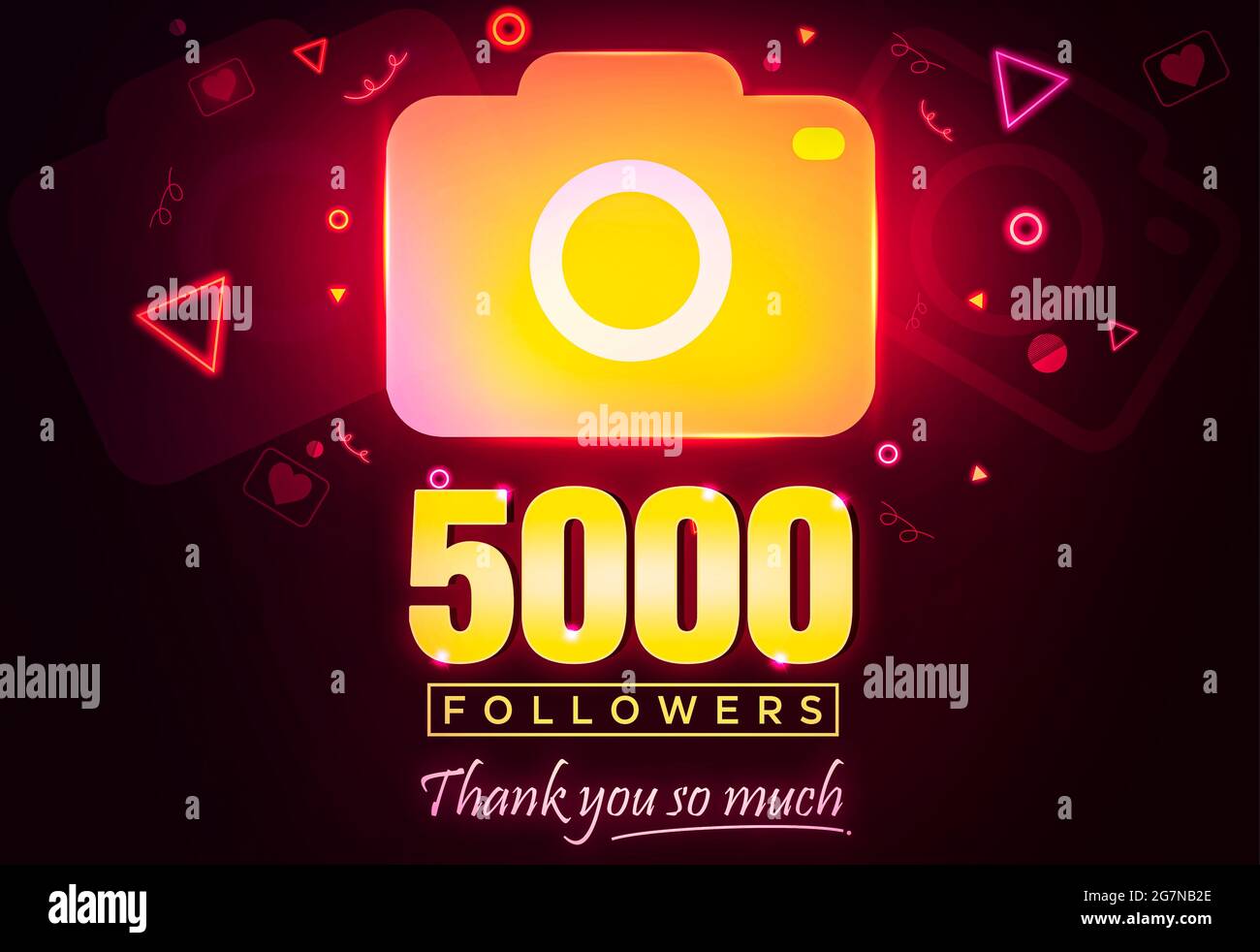 Ringraziando cinquemila seguaci sulla piattaforma di social media o sullo sfondo della rete con la fotocamera e luci al neon incandescenti. Moderno gradiente giallo e oro Foto Stock