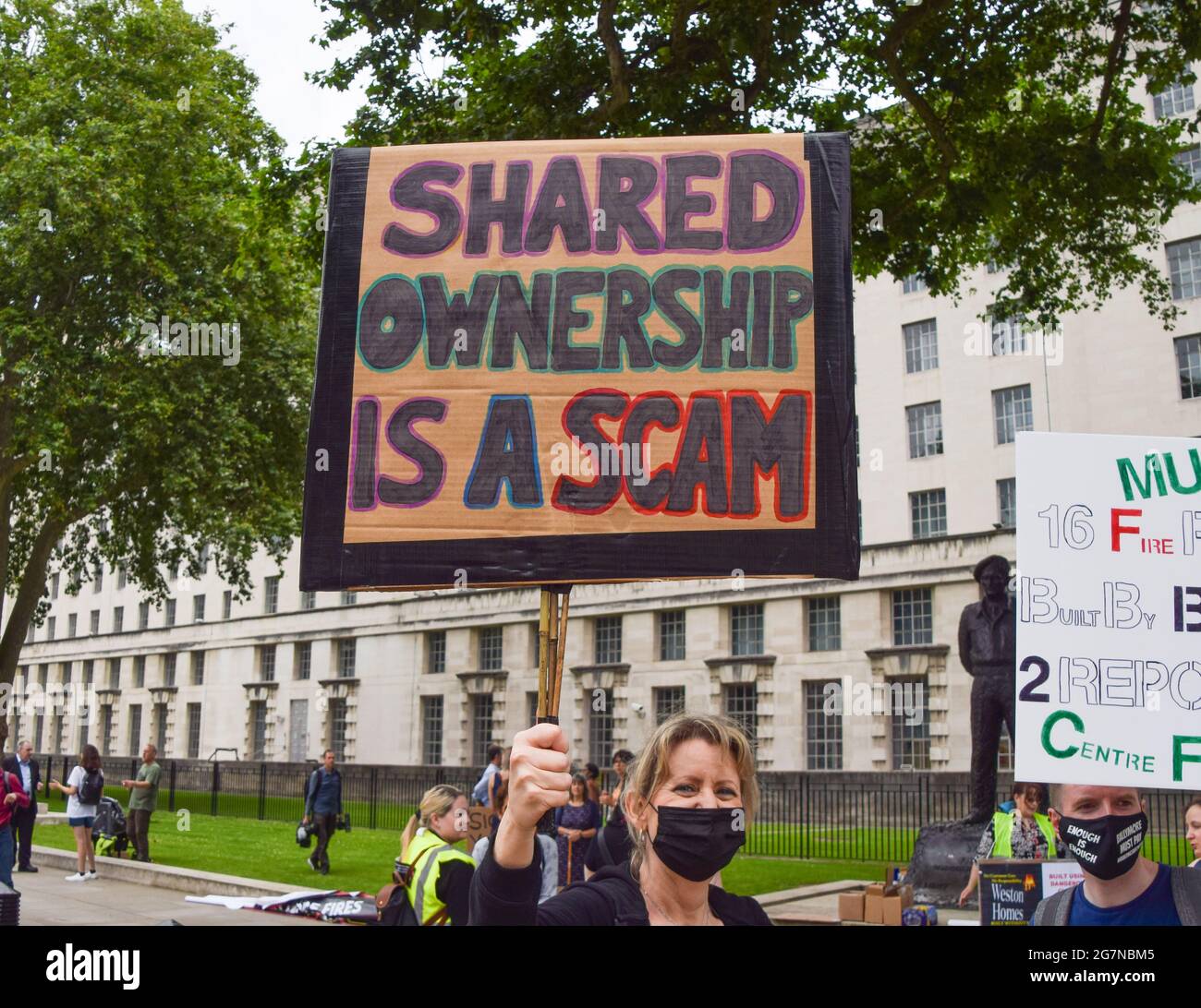 Londra, Regno Unito. 15 luglio 2021. Gli inquilini e i locatari si sono riuniti fuori Downing Street per chiedere al governo britannico e agli sviluppatori di pagare per la rimozione di rivestimenti pericolosi e per il miglioramento della sicurezza antincendio negli edifici, una questione che è rimasta di vitale importanza dal disastro di Grenfell nel 2017. (Credit: Vuk Valcic / Alamy Live News) Foto Stock