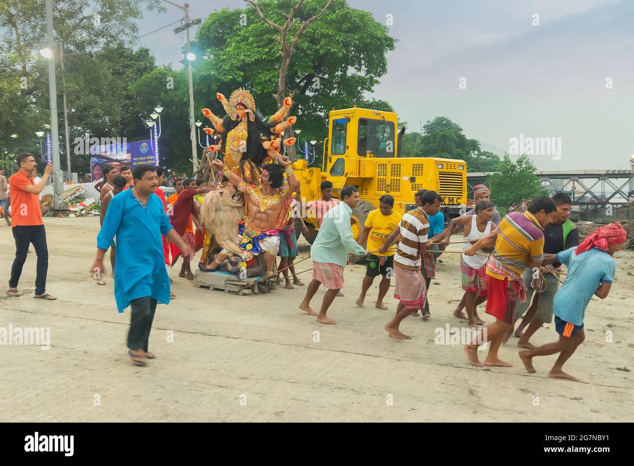 Kolkata, Bengala Occidentale, India - 30 settembre 2017 : Idol della Dea Durga è stato trasportato al fiume Gange per immersione, alla fine di Durga Puja fes Foto Stock