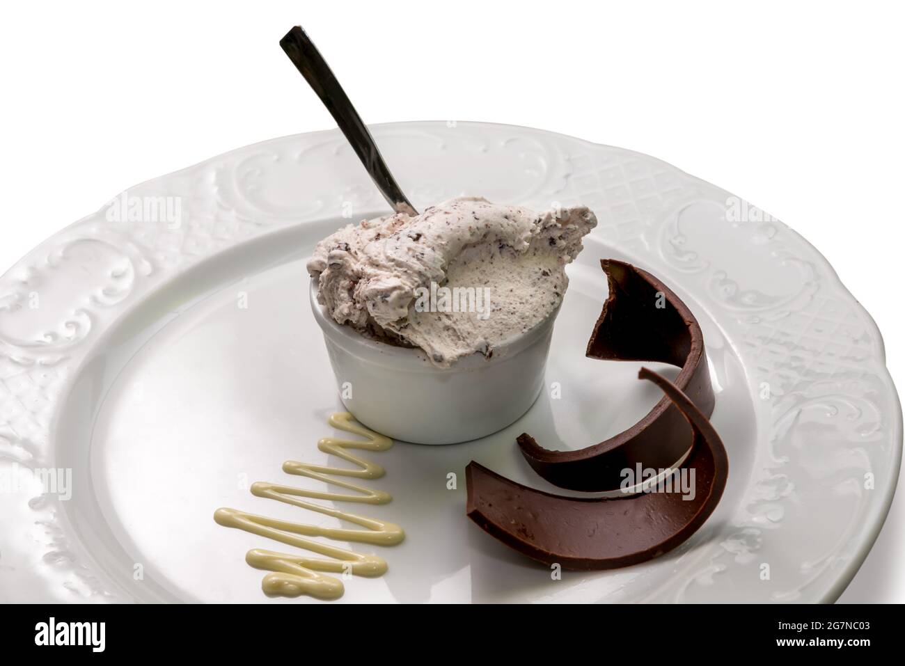 Gelato italiano Stracciatella con pezzi di cioccolato su sfondo bianco Foto Stock