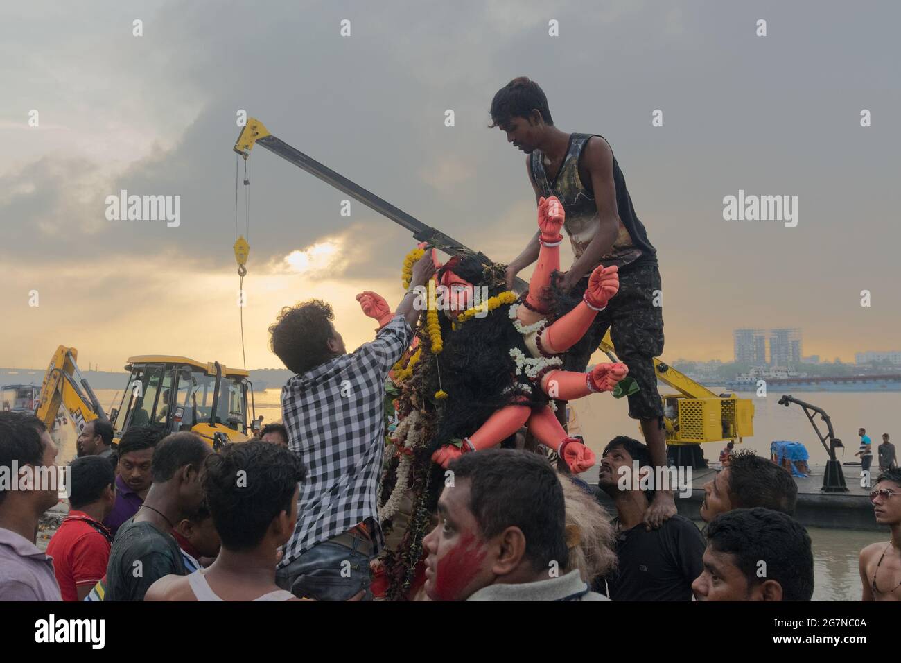 KOLKATA, BENGALA OCCIDENTALE, INDIA - 30 SETTEMBRE 2017: Idol della Dea Durga è immerso nel fiume Santo Gange. Celebrata dagli Indù come 'vijaya dashami Foto Stock