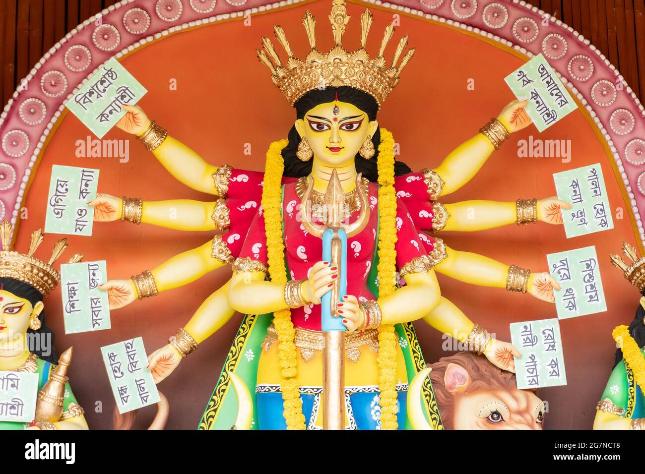 KOLKATA , INDIA - 27 SETTEMBRE 2017 : Dea Dea Dorga idol con 'konyashree' poster nelle sue mani (UN progetto di govt. Del Bengala per la bambina e Foto Stock