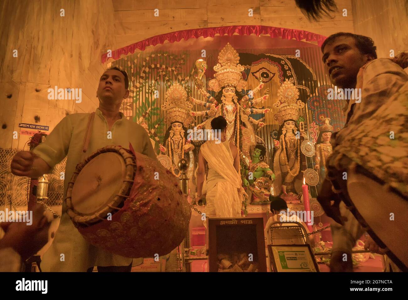 KOLKATA , INDIA - 27 SETTEMBRE 2017 : Young Dhakis (batteristi) in esecuzione - Durga Puja festival rituale. - scatto di notte sotto la luce colorata. Più grande Foto Stock