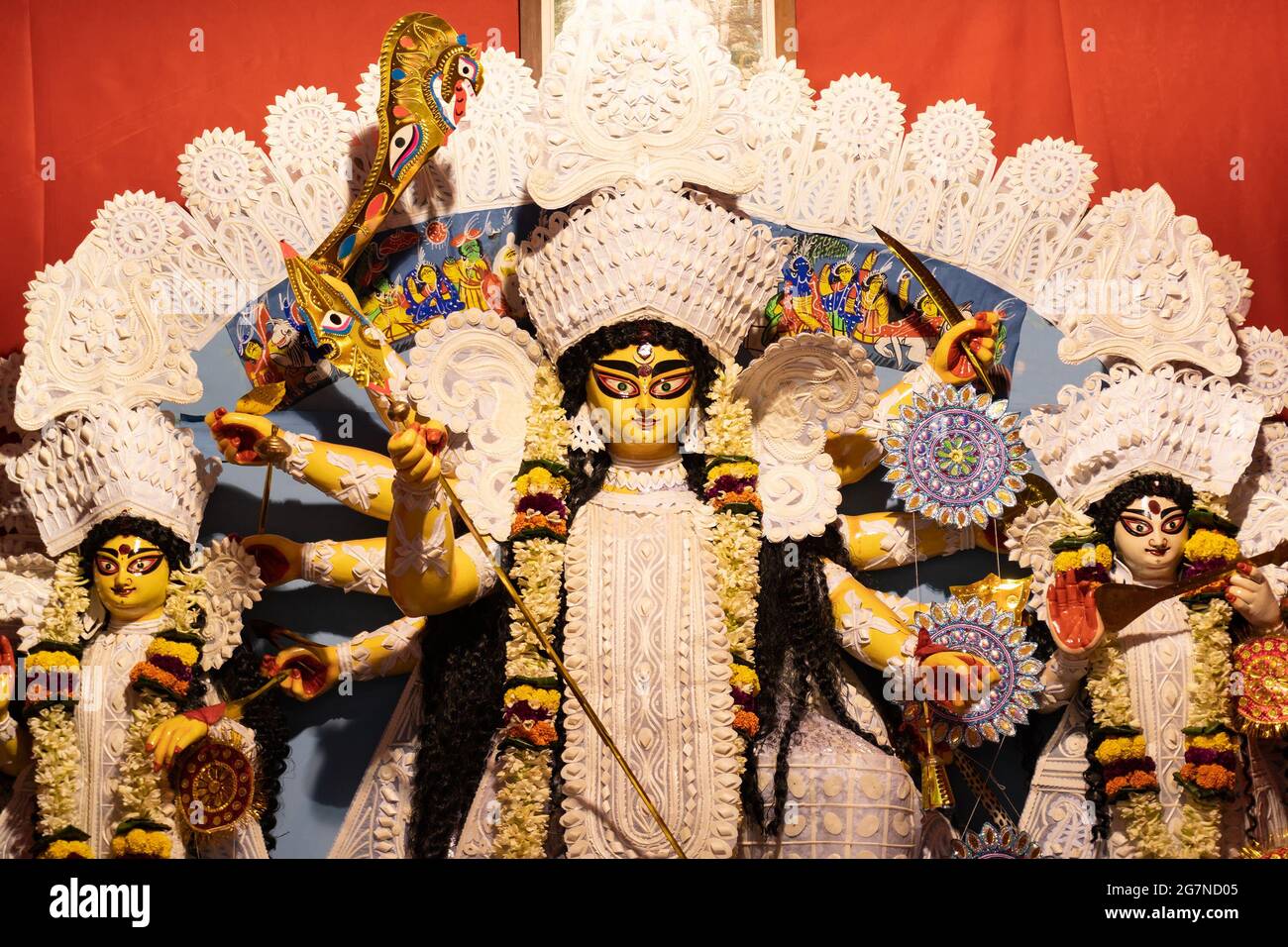 Dea Durga idolo decorate a Durga Puja pandal, girato a luce colorata, a Kolkata, West Bengal, India. Durga Puja è il più grande festival religioso di Foto Stock