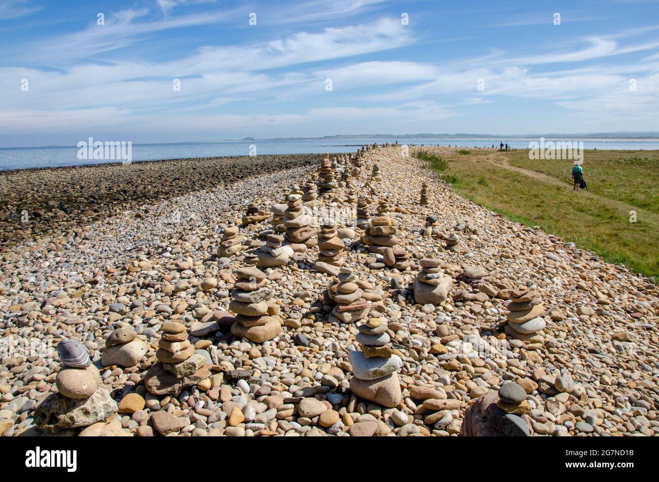 Cairns è stata costruita dai visitatori del castello di Lindisfarne su Holy Island, al largo della costa del Northumberland, nel nord-est dell'Inghilterra, Regno Unito. Foto Stock