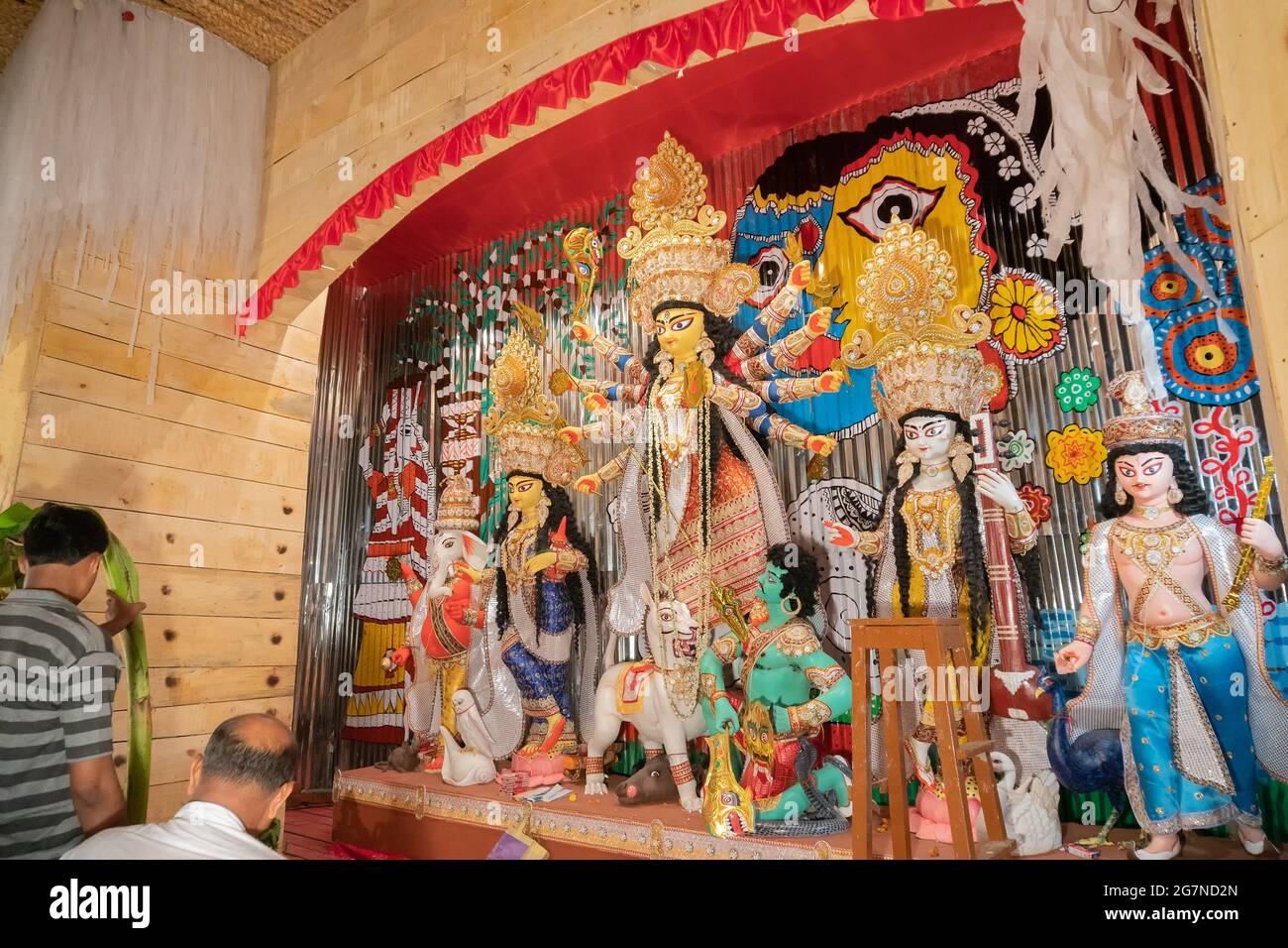 KOLKATA , INDIA - 26 SETTEMBRE 2017 : Dea Durga idol all'interno decorato Durga Puja pandal, sparato a luce colorata . Durga Puja è la più grande religiosa Foto Stock