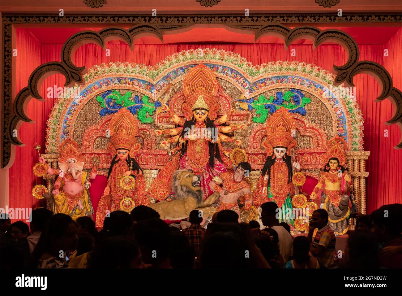 KOLKATA , INDIA - 26 SETTEMBRE 2017 : Dea Durga idol all'interno decorato Durga Puja pandal, sparato a luce colorata . Durga Puja è la più grande religiosa Foto Stock