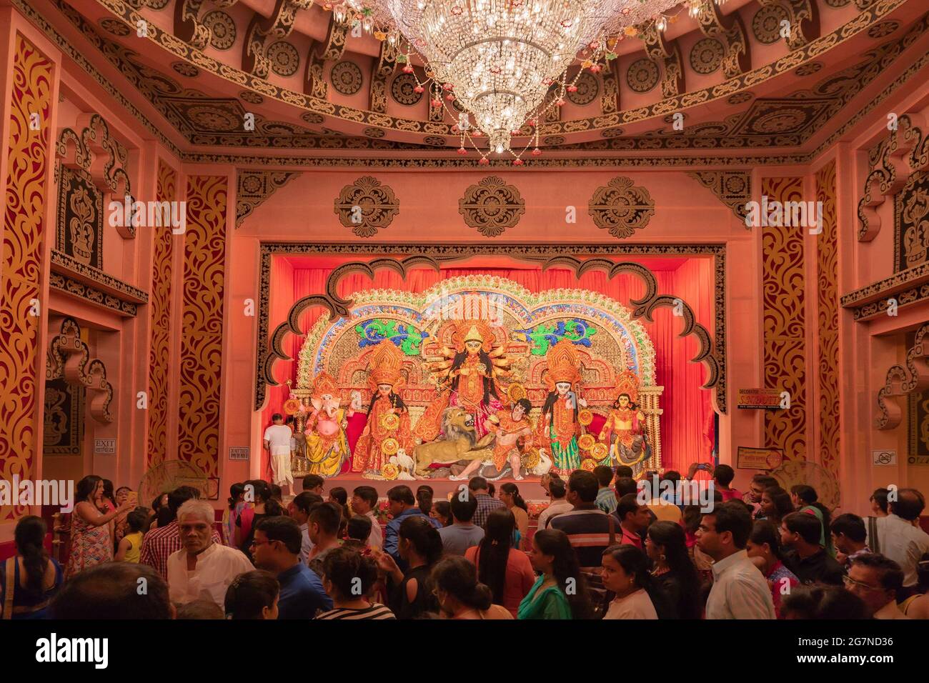 KOLKATA , INDIA - 26 SETTEMBRE 2017 : Dea Durga idol all'interno decorato Durga Puja pandal, sparato a luce colorata . Durga Puja è la più grande religiosa Foto Stock