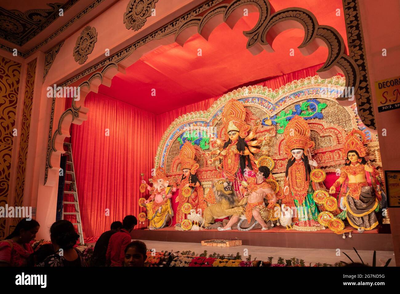 KOLKATA , INDIA - 26 SETTEMBRE 2017 : Dea Durga idol all'interno decorato Durga Puja pandal, sparato a luce colorata . Durga Puja è la più grande religiosa Foto Stock