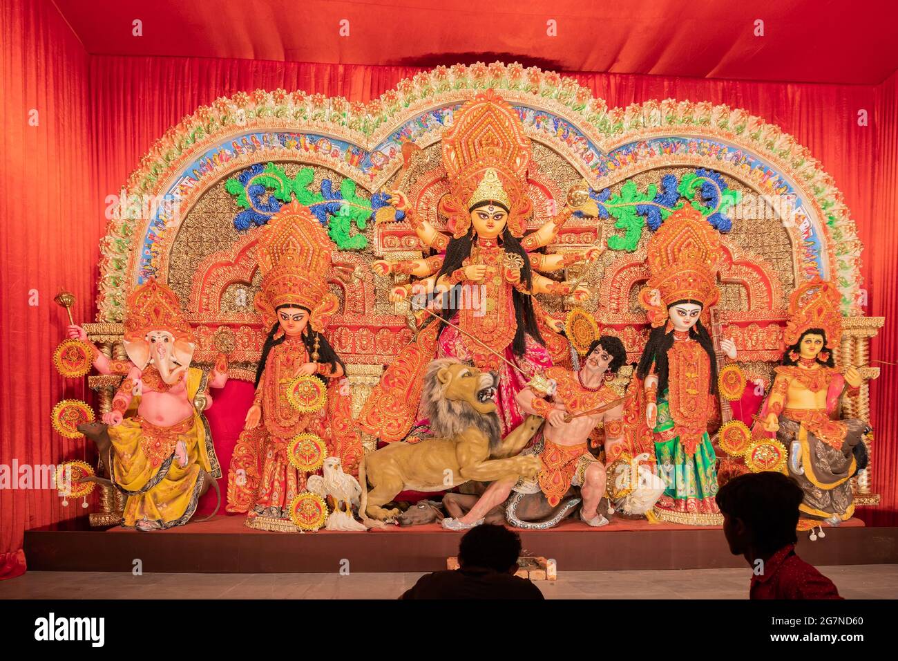 KOLKATA , INDIA - 26 SETTEMBRE 2017 : Dea Durga idol all'interno decorato Durga Puja pandal, sparato a luce colorata . Durga Puja è la più grande religiosa Foto Stock