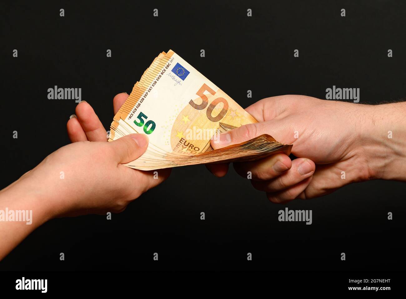 Il consenso dei cittadini, il trasferimento di denaro da mano a mano, la moneta europea sul mercato Foto Stock