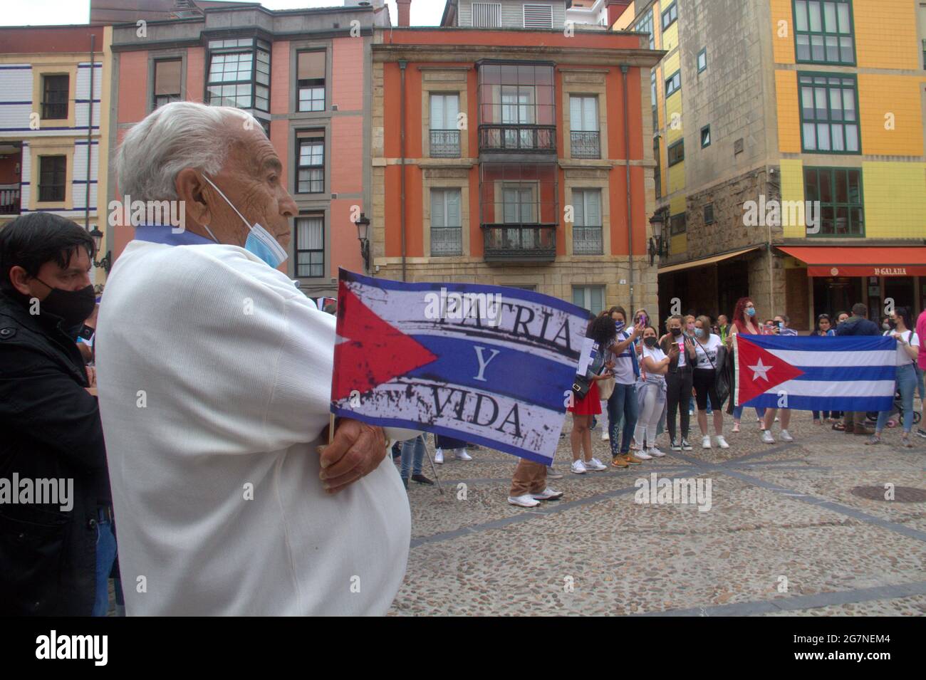 Playa Mayor a Gijon è stata teatro di una protesta chiamata 'Sos Cuba' per chiedere la libertà sull'isola. I cubani delle Asturie si radunarono per gridare la Patria e la vita. (Foto di Mercedes Menendez/Pacific Press/Sipa USA) Foto Stock