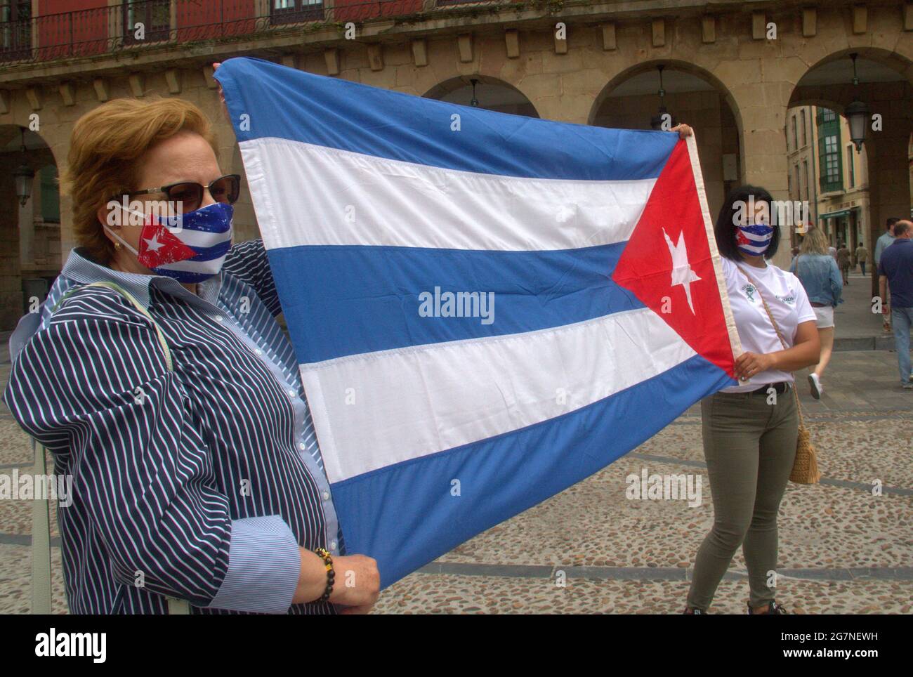 Playa Mayor a Gijon è stata teatro di una protesta chiamata 'Sos Cuba' per chiedere la libertà sull'isola. I cubani delle Asturie si radunarono per gridare la Patria e la vita. (Foto di Mercedes Menendez/Pacific Press/Sipa USA) Foto Stock