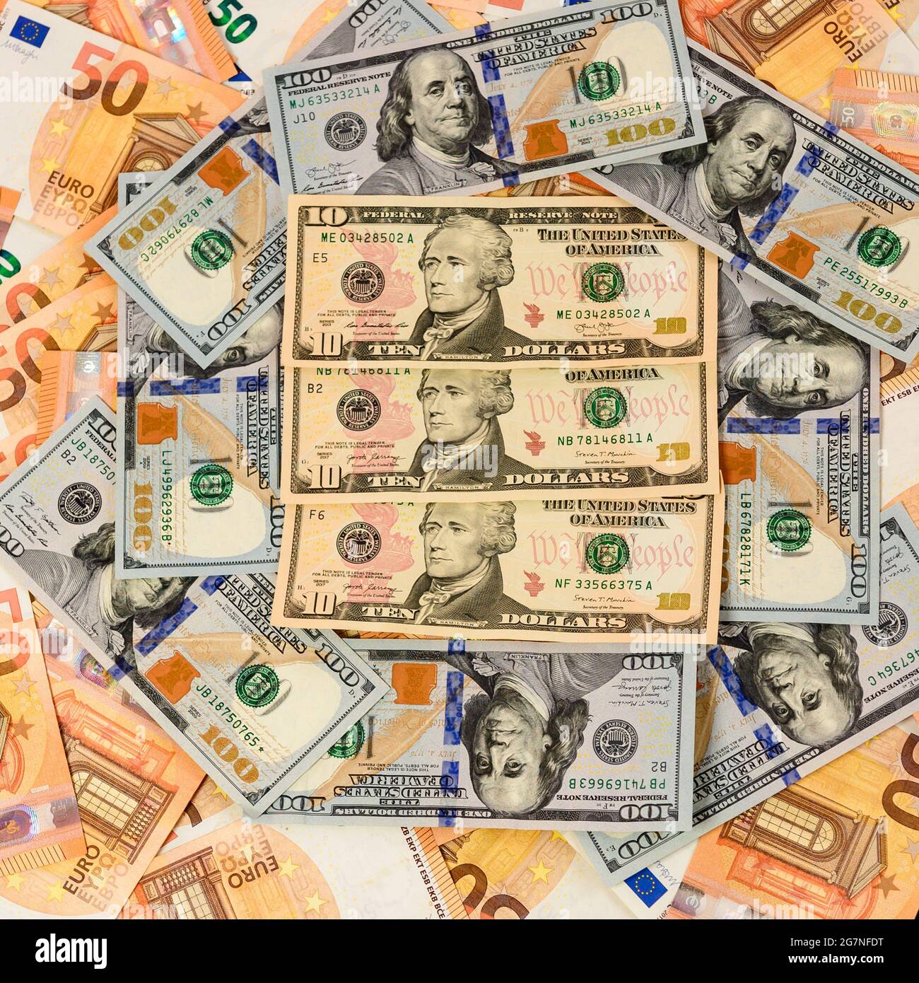 Molti dollari ed euro, la consistenza del denaro, il vantaggio dell'euro  rispetto al dollaro. Nuovo Foto stock - Alamy