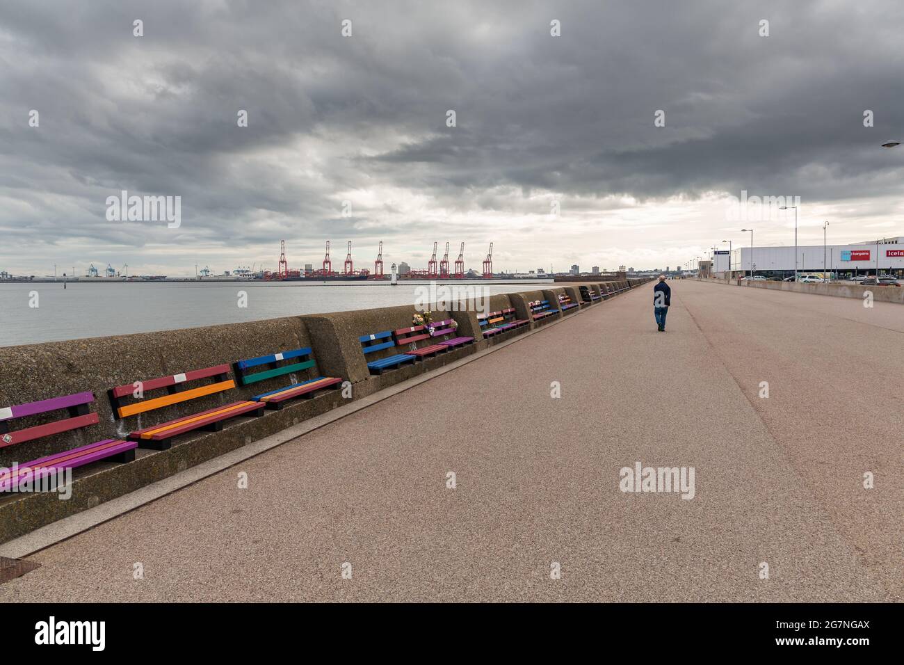Ian Fraser Walk, la Promenade sul lungomare, New Brighton, Wirral, Regno Unito. Liverpool Docks all'orizzonte. Foto Stock