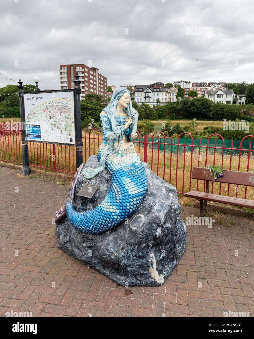 Ebb e Flow Mermaid scultura, su King's Parade, New Brighton, Wirral, Regno Unito. Creato dall'artista locale Barry Canning-Eaton e decorato da bambini Foto Stock