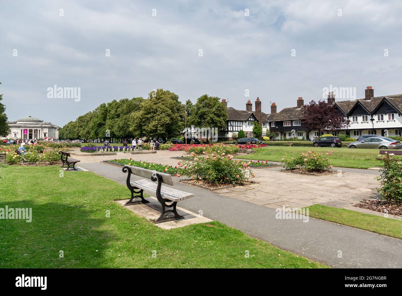 Port Sunlight Village, Wirral, Regno Unito. Panca nella zona ornamentale piantata Diamond. Foto Stock
