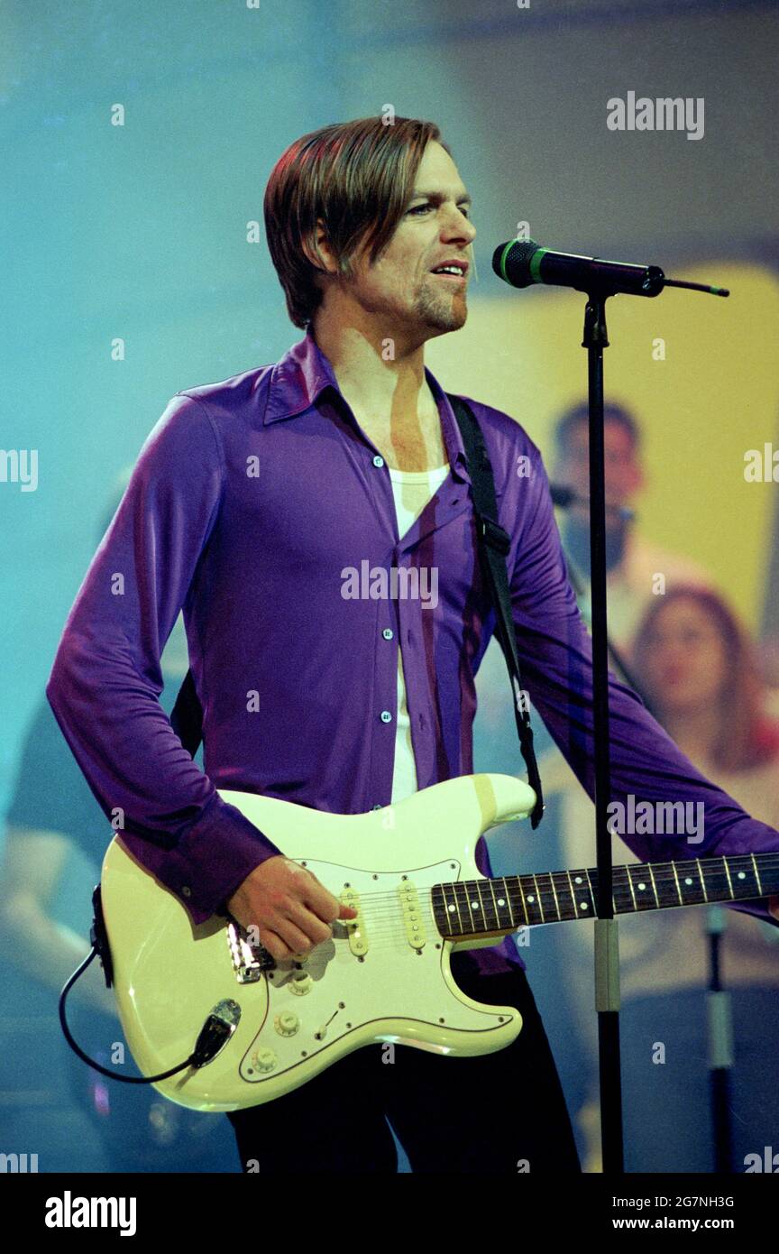 Milano Italia 07/05/1997 : Bryan Adams suona durante la trasmissione Super TV di Can 5 Mediaset Foto Stock
