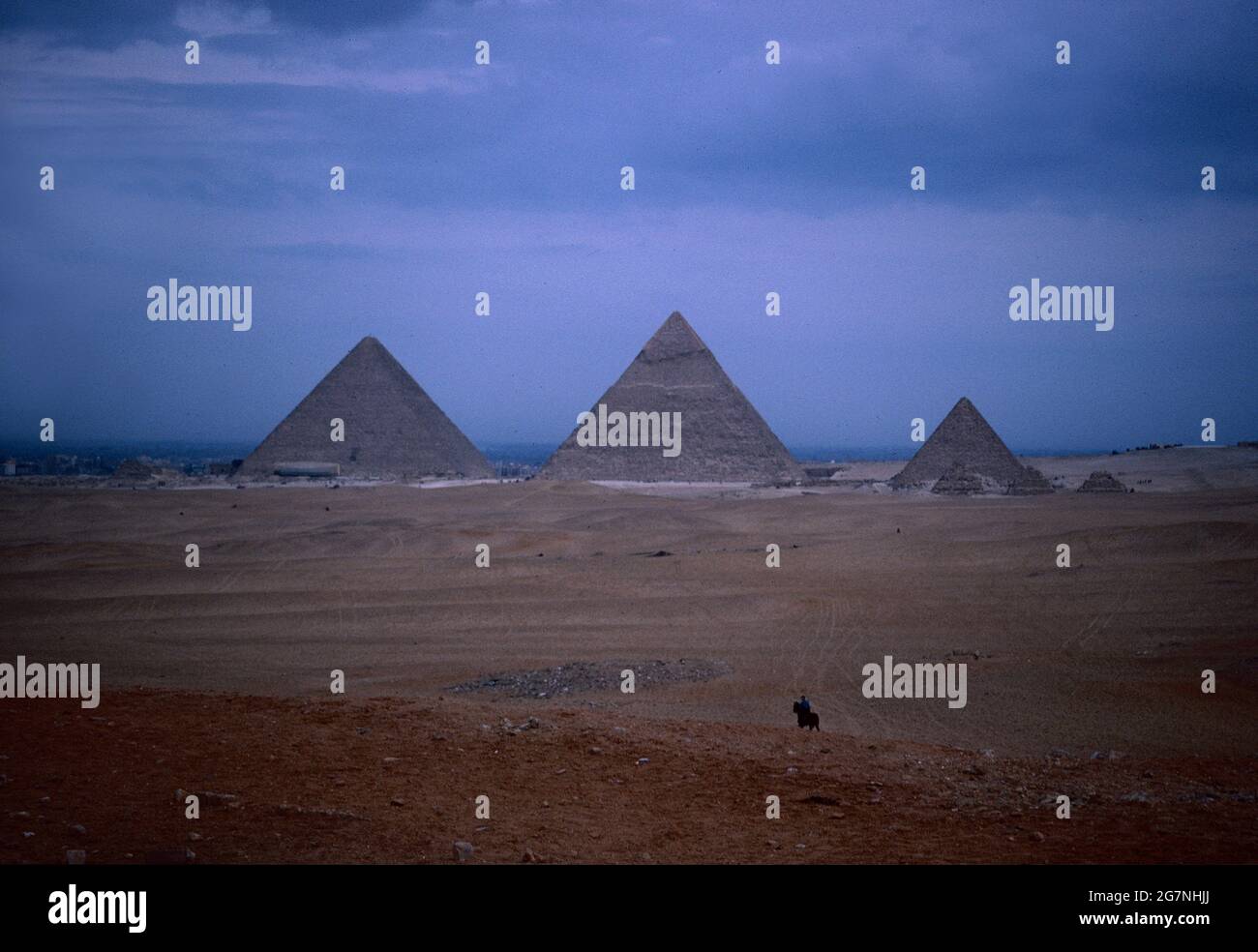 Khufu, Khafre, e Menkaure, vista delle piramidi egiziane a Giza, tombe per i faraoni del paese antiche strutture in muratura situato in Egitto. Foto Stock