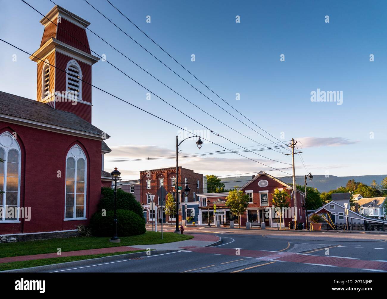 Vista mattutina del centro di Manchester, Vermont durante i mesi estivi con le montagne Taconic sullo sfondo. Foto Stock