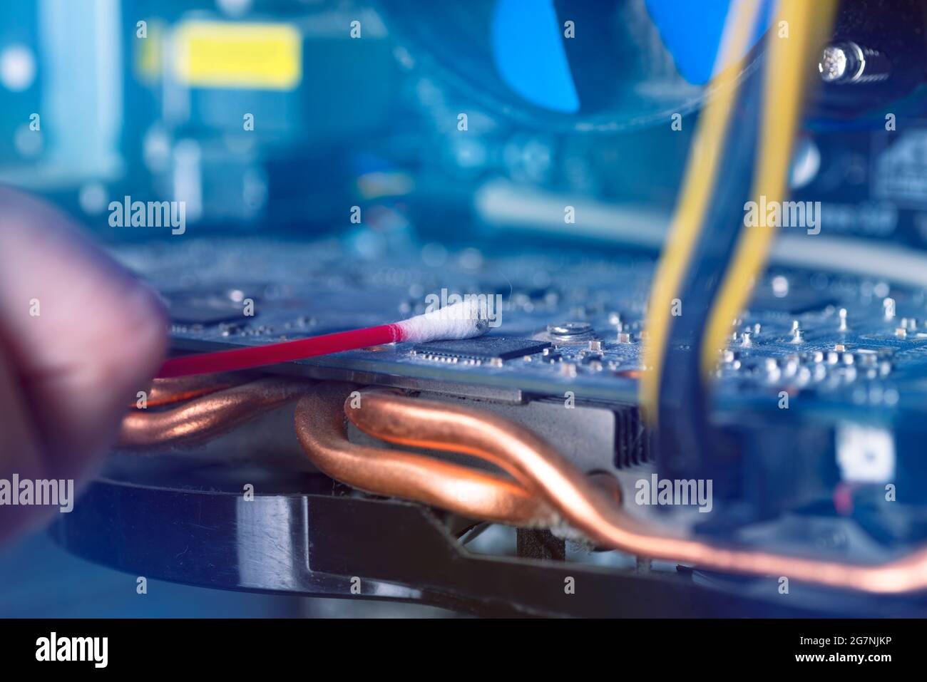 Parti interne di un vecchio personal computer. Scheda madre e scheda video polverose. La procedura guidata pulisce la scheda video. PC rotto Foto Stock