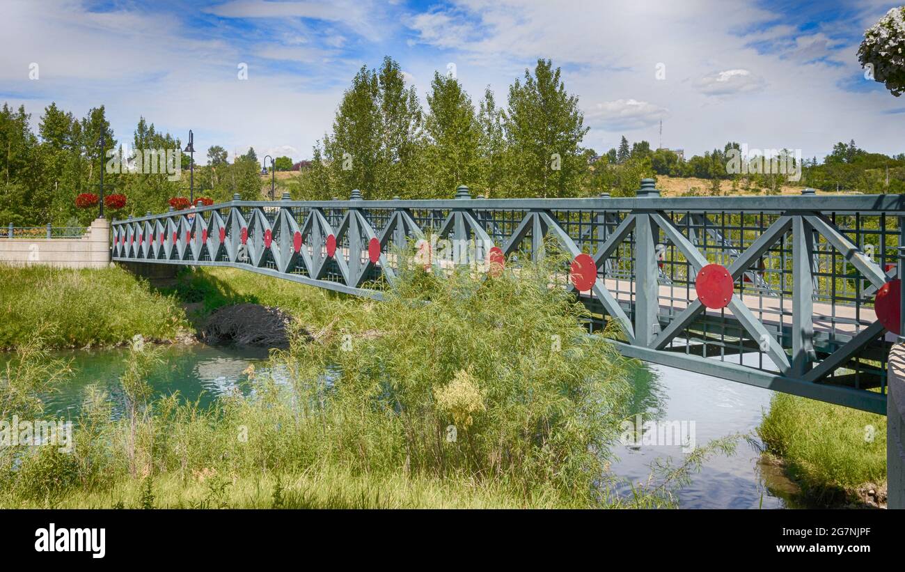 Ponte pedonale sul fiume Bow a Princes Island Park, Calgary, Canada Foto Stock