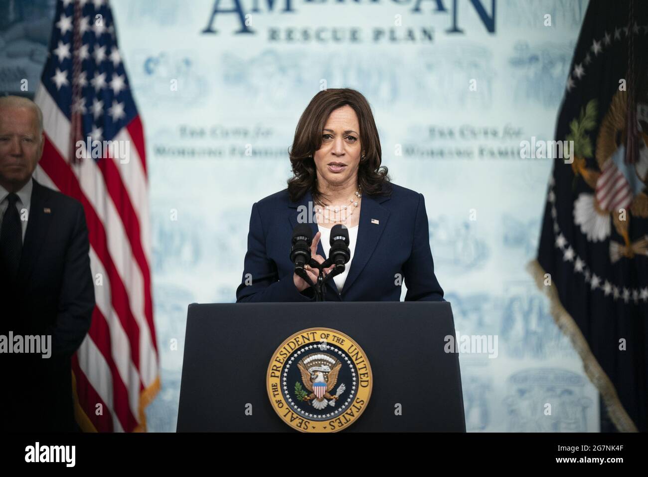 Washington, Stati Uniti. 15 luglio 2021. Il vice presidente Kamala Harris parla ad un evento che segna il giorno in cui le famiglie otterranno i loro primi pagamenti mensili di sollievo di accreditamento di imposta del bambino attraverso l'American Rescue Plan, alla Casa Bianca a Washington DC giovedì 15 luglio 2021. Foto di Alex Edelman/UPI Credit: UPI/Alamy Live News Foto Stock