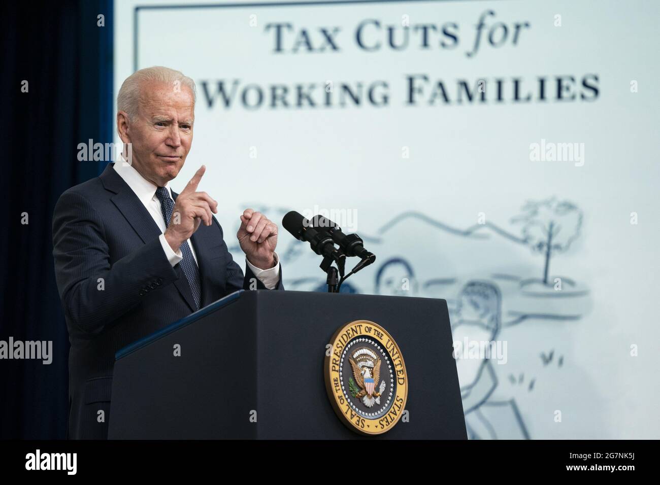 Washington, Stati Uniti. 15 luglio 2021. Il presidente Joe Biden parla ad un evento che segna il giorno che le famiglie otterranno i loro primi pagamenti mensili di sollievo di accreditamento di imposta del bambino con l'American Rescue Plan, alla Casa Bianca a Washington DC giovedì 15 luglio 2021. Foto di Alex Edelman/UPI Credit: UPI/Alamy Live News Foto Stock