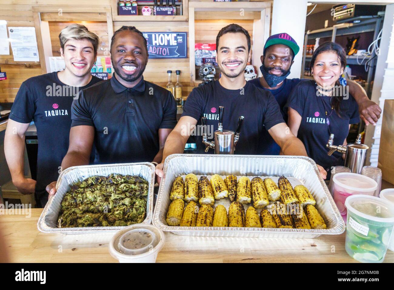 Miami Beach Florida Taquiza ristorante staff cuoco server manager lavoratori preparare donare cibo pasti Champlain Towers South condo condominiu Foto Stock