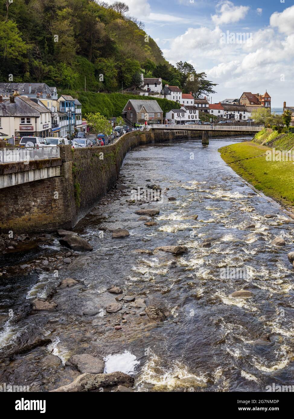L'East Lyn River scorre attraverso Lynmouth, North Devon, Inghilterra, Regno Unito Foto Stock