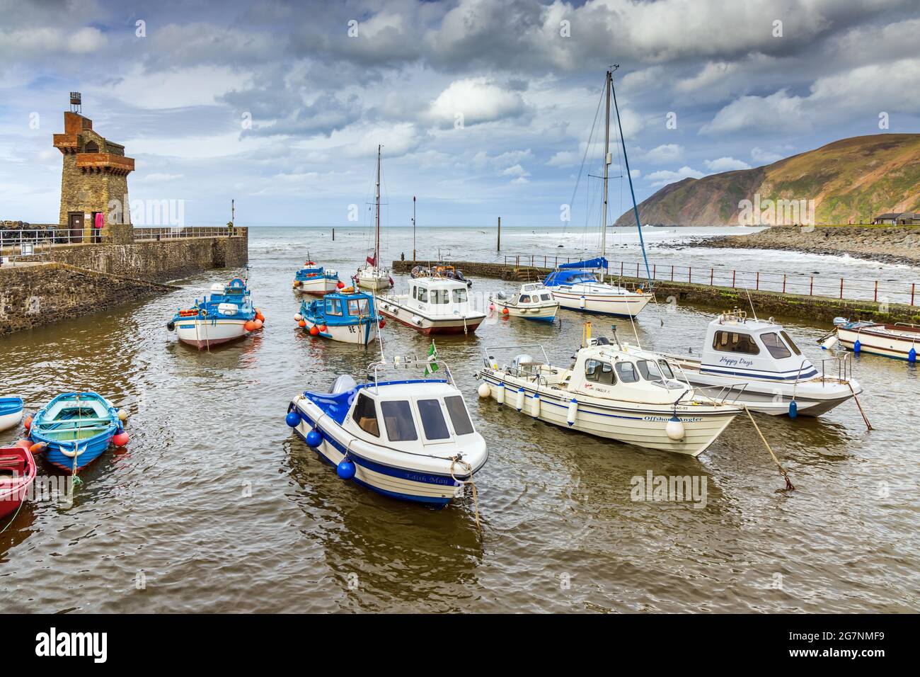 Lynmouth porto in alta marea con la Rhenish Tower sulla parete del porto, Devon Nord, Inghilterra. Foto Stock