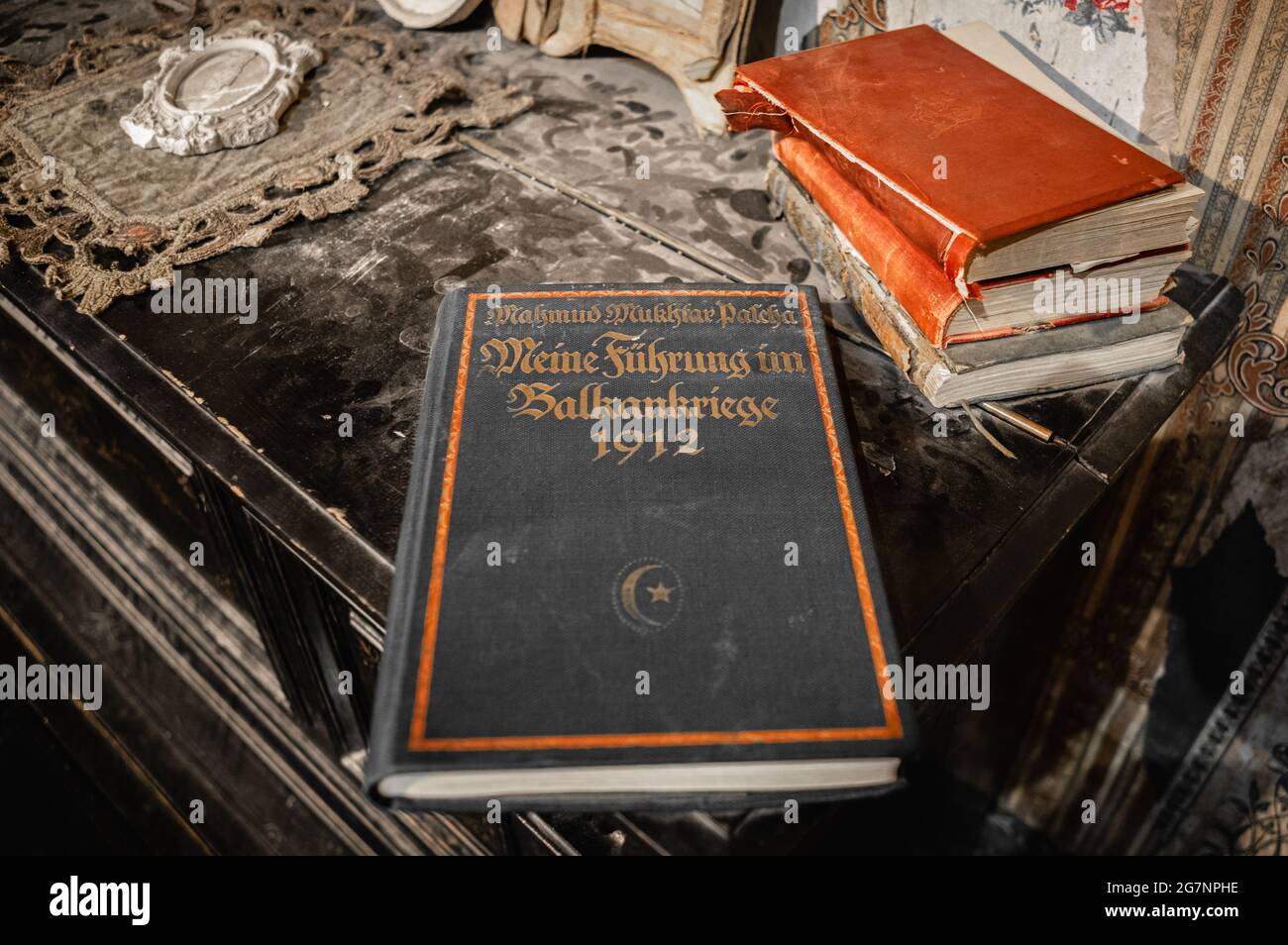 Libri antichi sulla cima della polverosa armadio della città di Mosca, Russia. Foto Stock