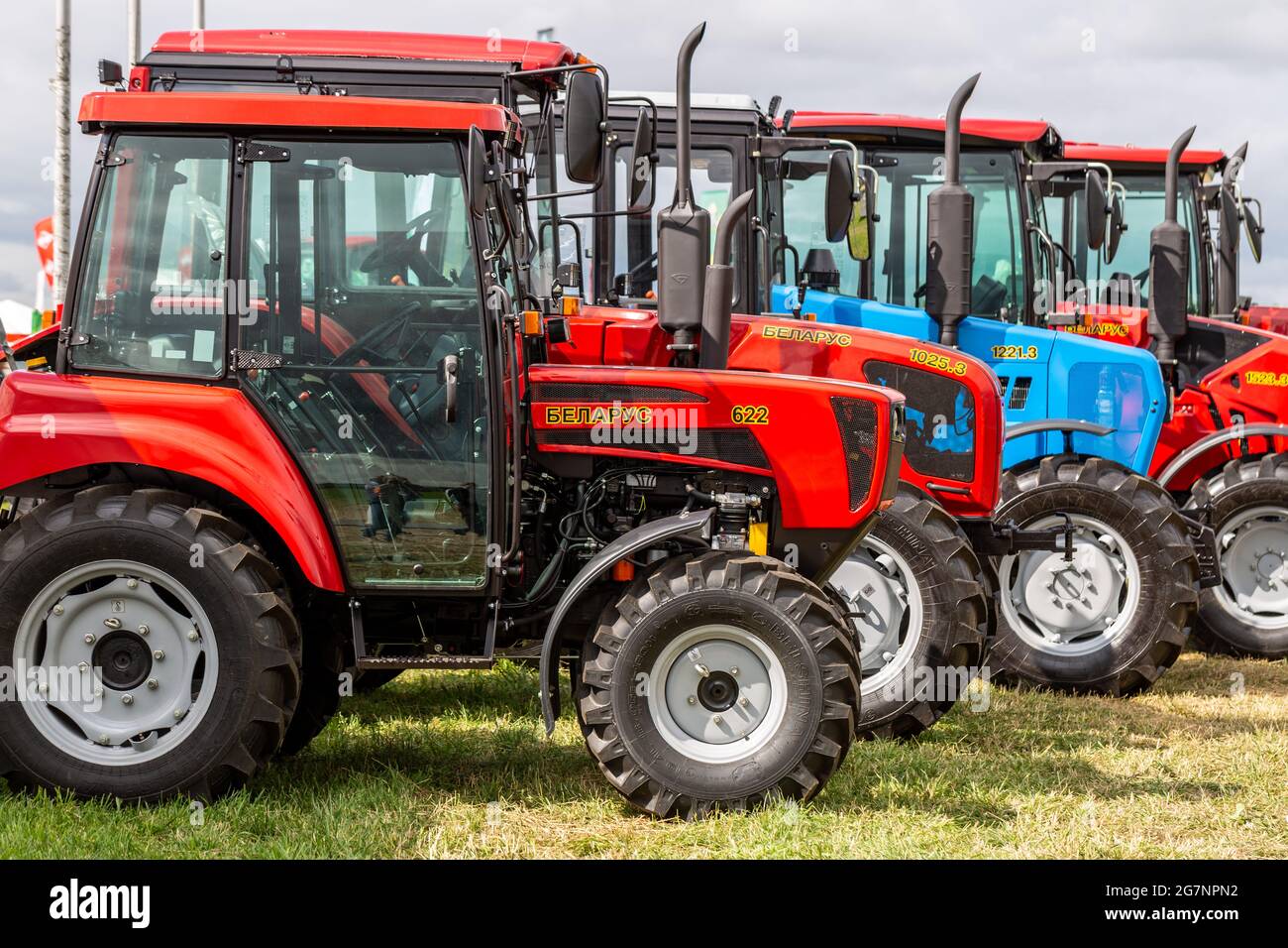 Russia, Regione Leningrado - Giugno 2019: Potenti trattori del marchio BIELORUSSIA alla mostra Foto Stock