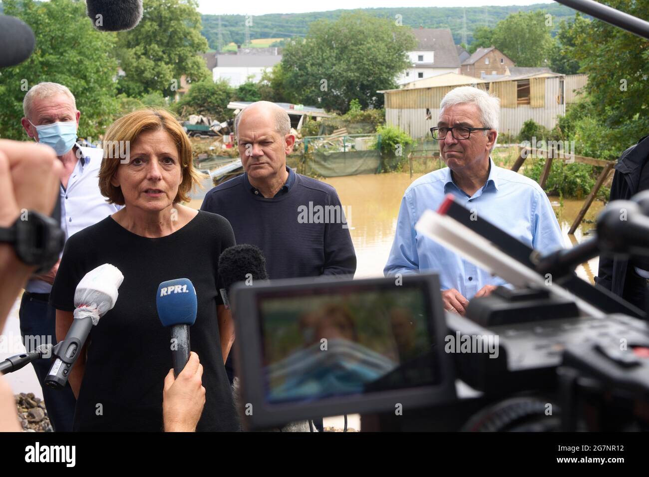 Bad Neuenahr, Germania. 15 luglio 2021. Malu Dreyer (2° da sinistra), Ministro Presidente Renania-Palatinato, OLAF Scholz (3° da sinistra), Ministro federale delle finanze e candidato al Cancelliere, e Roger Lewentz (tutti SPD, 4° da sinistra), Ministro degli interni della Renania-Palatinato, intervengono. La pioggia pesante ha portato ad un'inondazione estrema. Credit: Thomas Frey/dpa/Alamy Live News Foto Stock