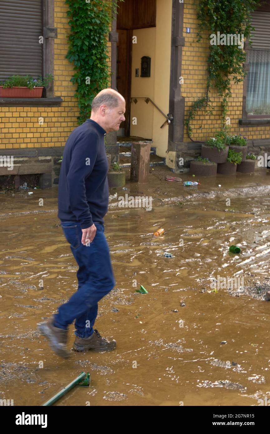 Bad Neuenahr, Germania. 15 luglio 2021. OLAF Scholz (SPD), Ministro federale delle finanze e candidato al Cancelliere, attraversa il fango lasciato dalle inondazioni. La pioggia pesante ha portato ad un'inondazione estrema. Credit: Thomas Frey/dpa/Alamy Live News Foto Stock