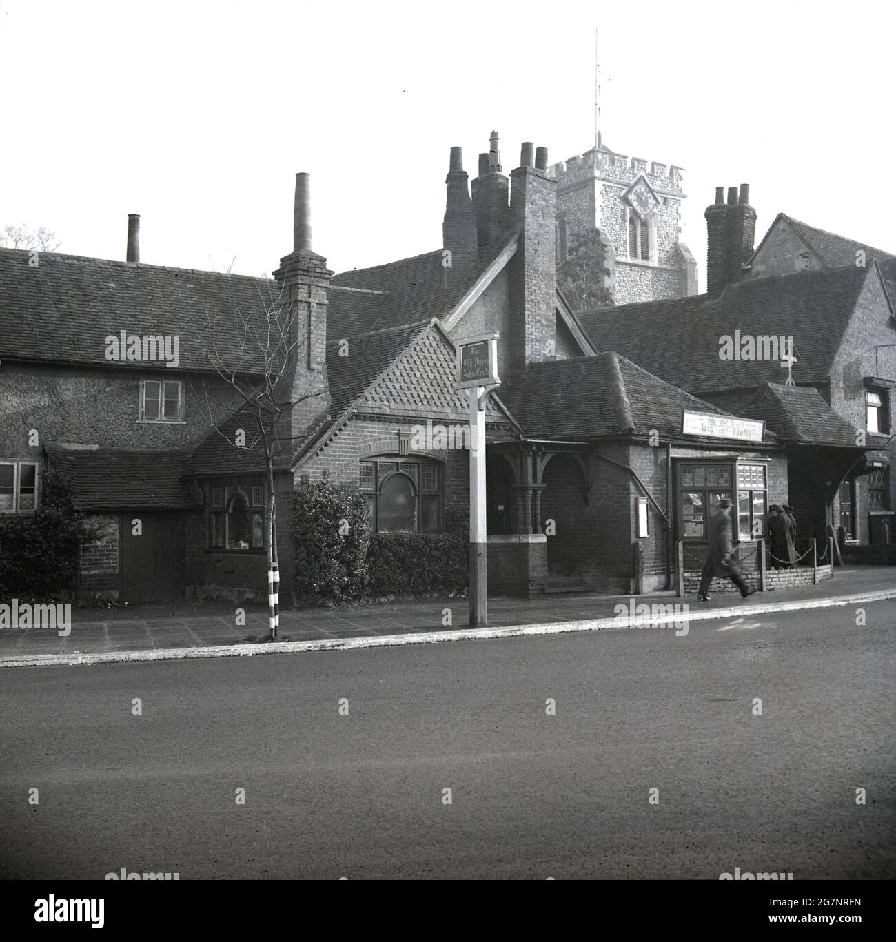 Anni '50, storico, il Priorato Vecchio, con segno fuori dicendo Arti & Crafts, Ruislip, Hillingdon, Londra, Inghilterra, REGNO UNITO. La parrocchia è menzionata nel Libro del DomMartedi. Si può vedere una torre della Chiesa di San Martino, un edificio che risale al 13 ° secolo. Il suo nome deriva da San Martino di Tours, mentre era sotto la proprietà dei monaci di Bec. In questo periodo, Ruislip era nella contea di Middlesex. Foto Stock